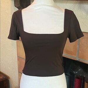 Babaton Brown Short Sleeve Square Neck Crop Top, size M
